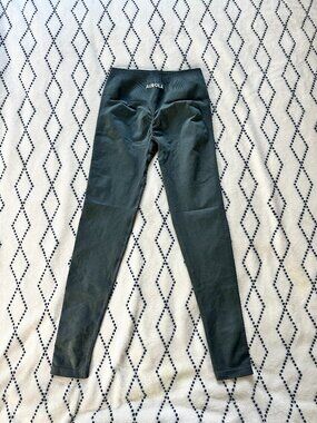 Aurola women's seamless leggings featuring a high-rise waist and a scrunch bum